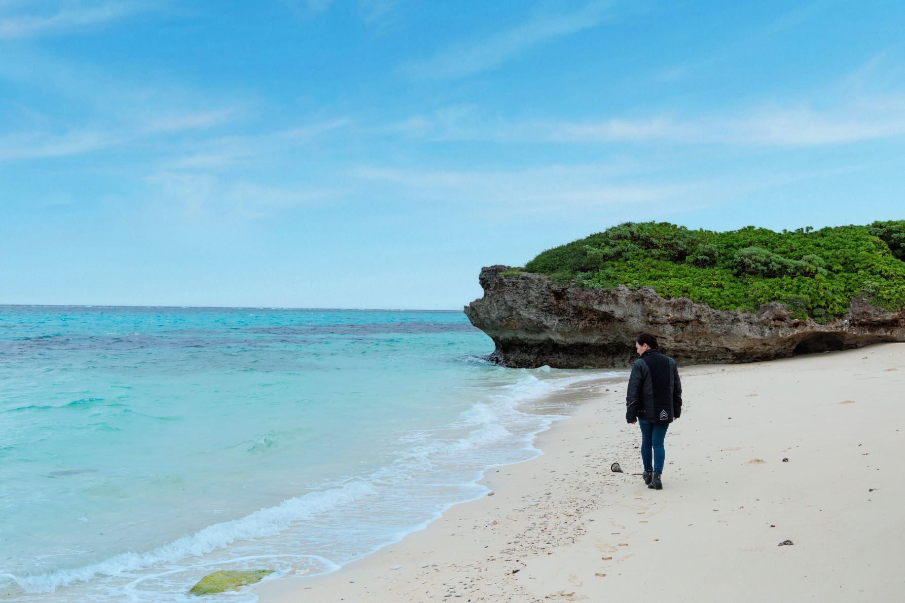 観光客の少ない冬季のオハマビーチ。白い砂浜と透き通った宮古ブルーの海