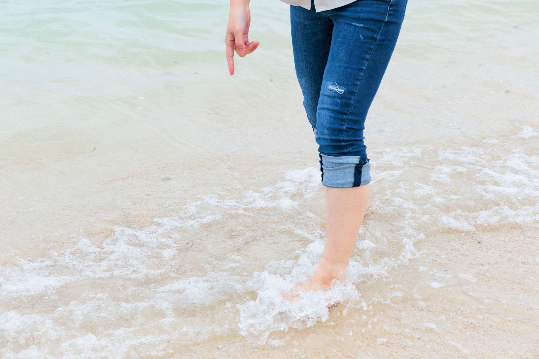 11月でも温かい佐和田の浜の海水。透明度の高い穏やかな海岸の様子