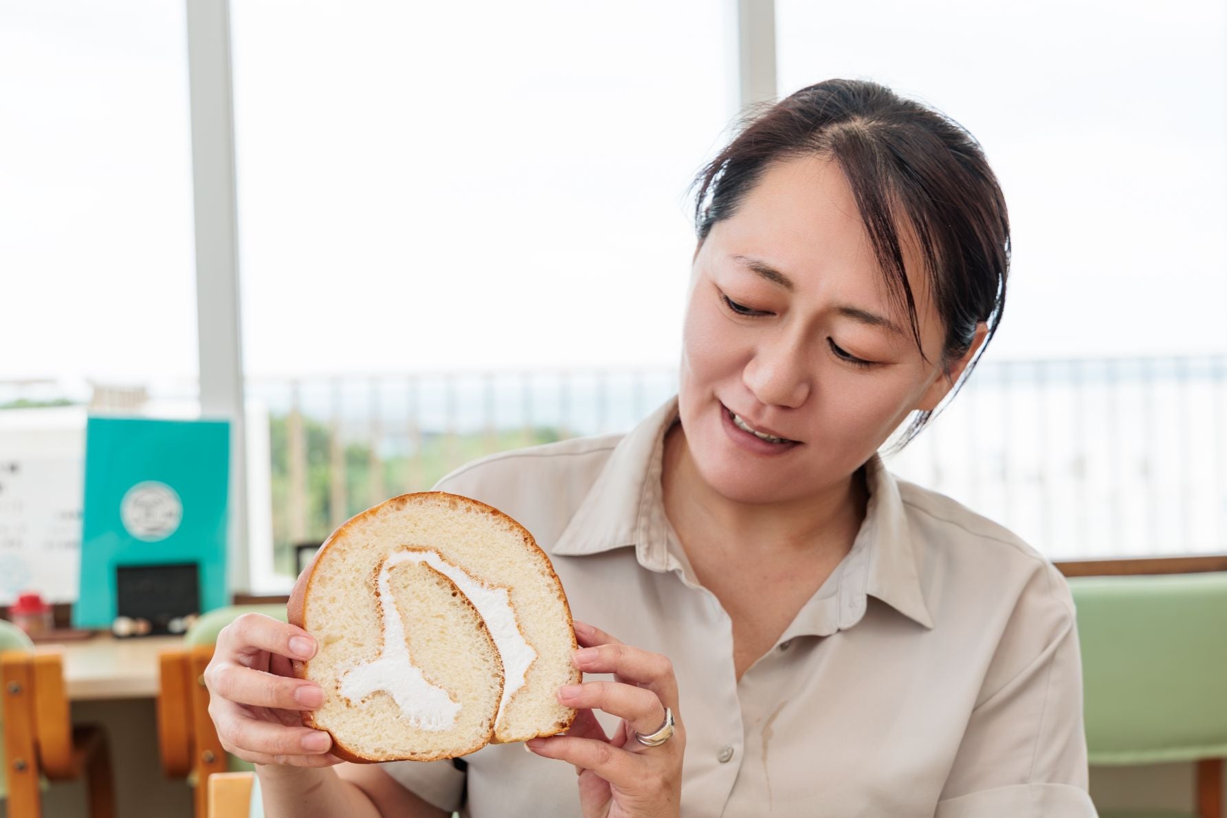 ボリューム満点なサイズ感がわかる、宮古島名物「うずまきサンド」の実食シーン