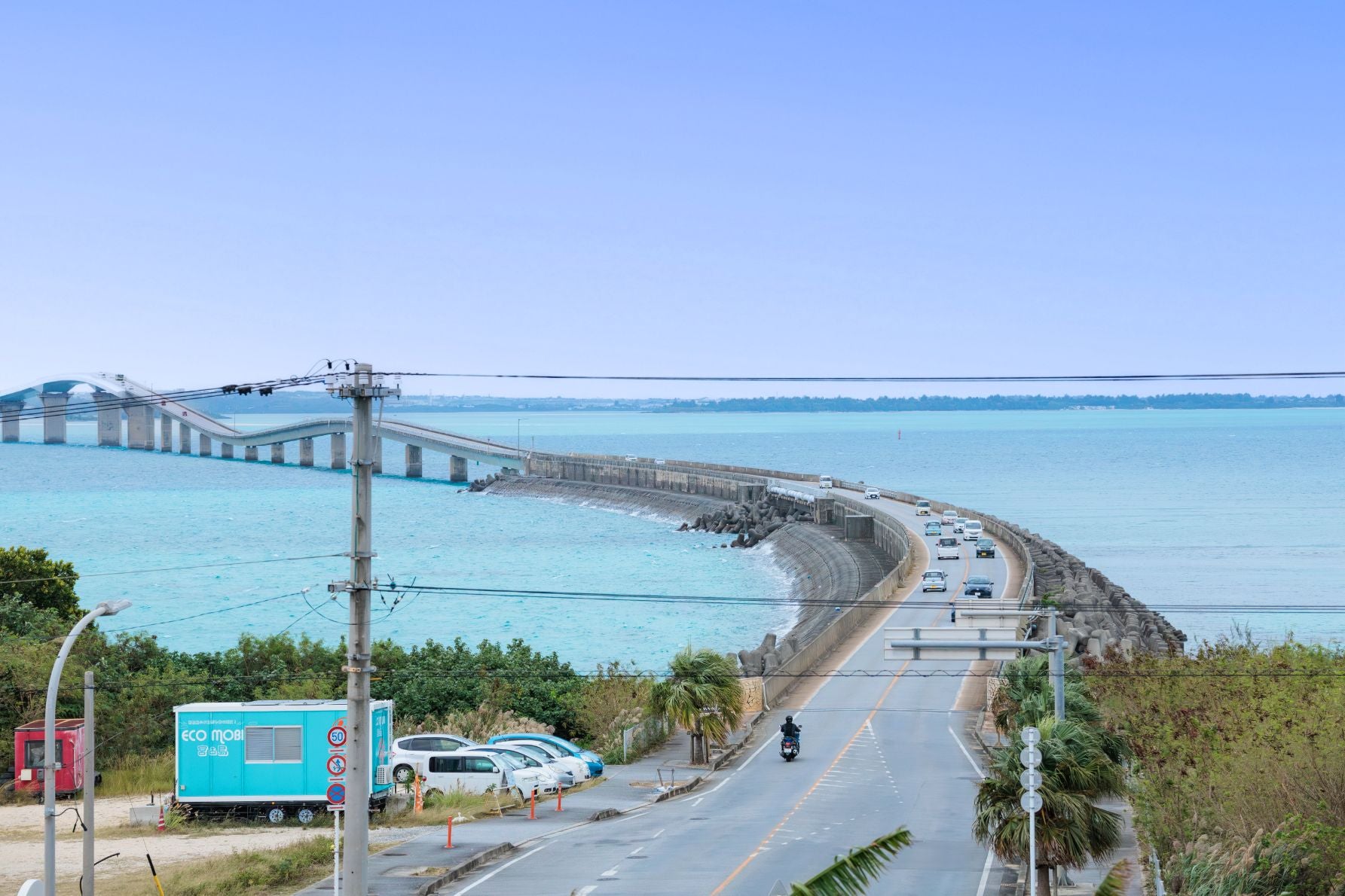 伊良部大橋を一望できる絶景スポット「いらぶ大橋 海の駅」の展望台からの景色