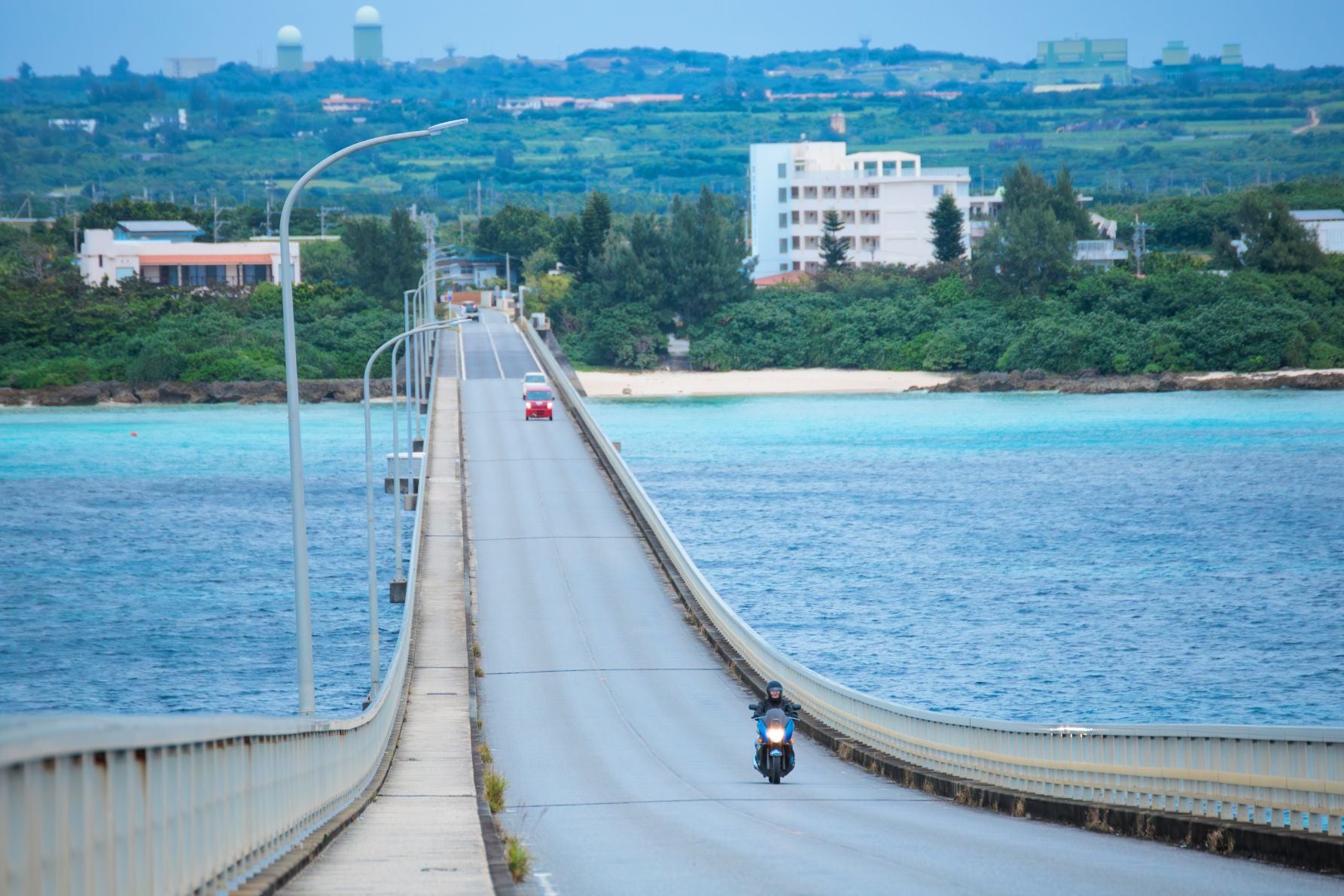 全長1,690mの来間大橋をバイクで走行。緩やかなカーブと潮風が心地よいライディング