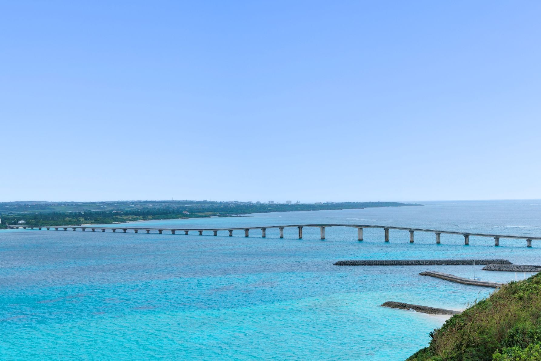 来間島の竜宮城展望台から一望する来間大橋と宮古島のパノラマビュー