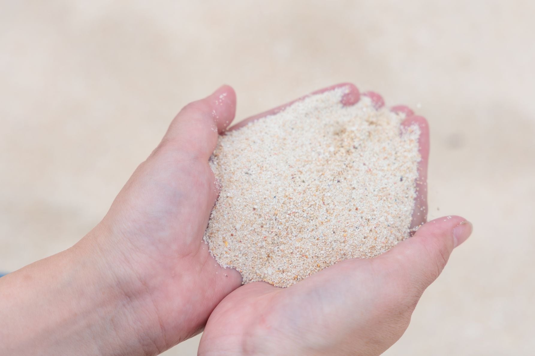 ひときわ白い砂が印象的な来間島の長間浜。西海岸に位置する夕日の絶景スポット