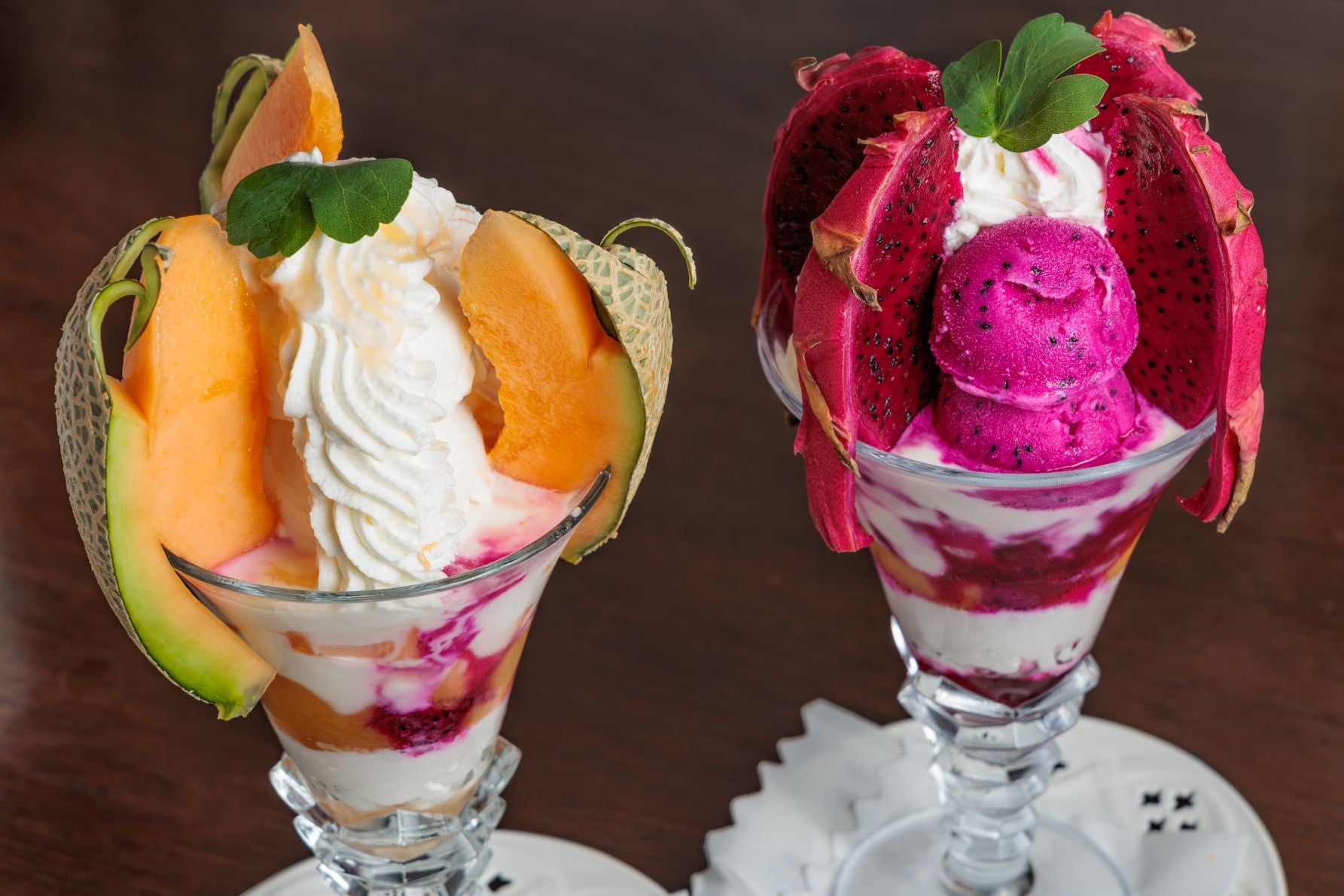 来間島・楽園の果実の豪華な「宮古島産メロンパフェ」と「ドラゴンフルーツパフェ」