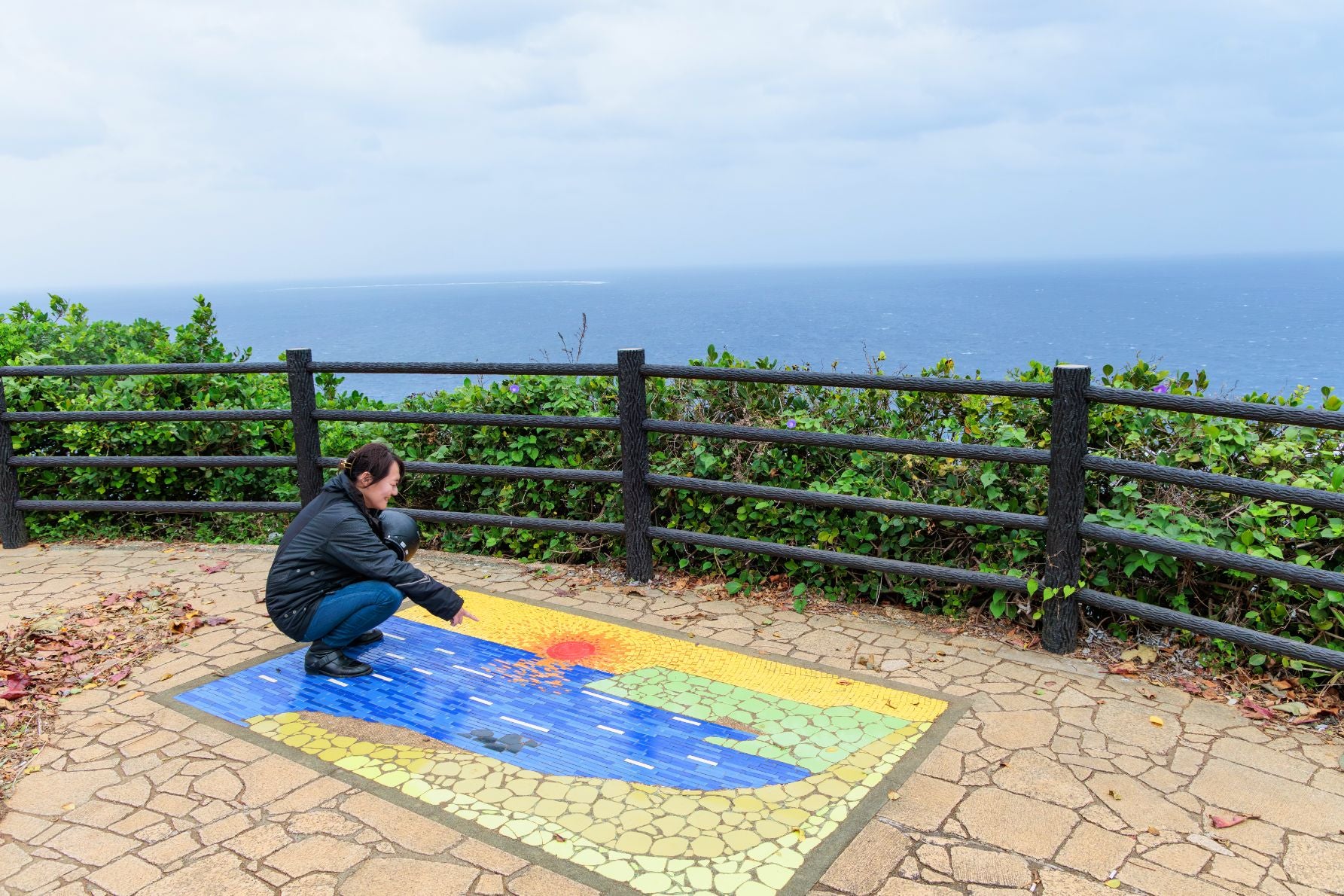 比嘉ロードパークにある、美しい日の出を描いたタイルモザイク画