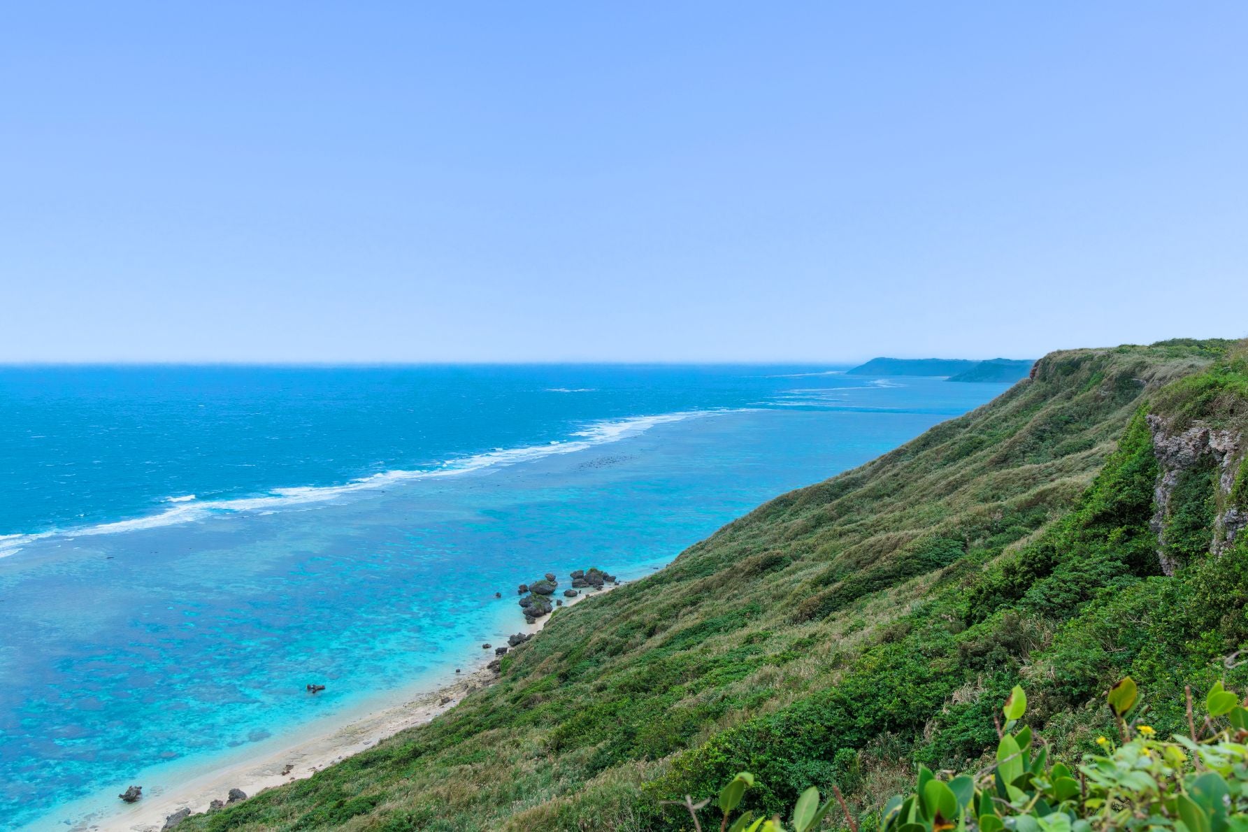 標高100mの断崖絶壁から東シナ海を見下ろす比嘉ロードパークの展望