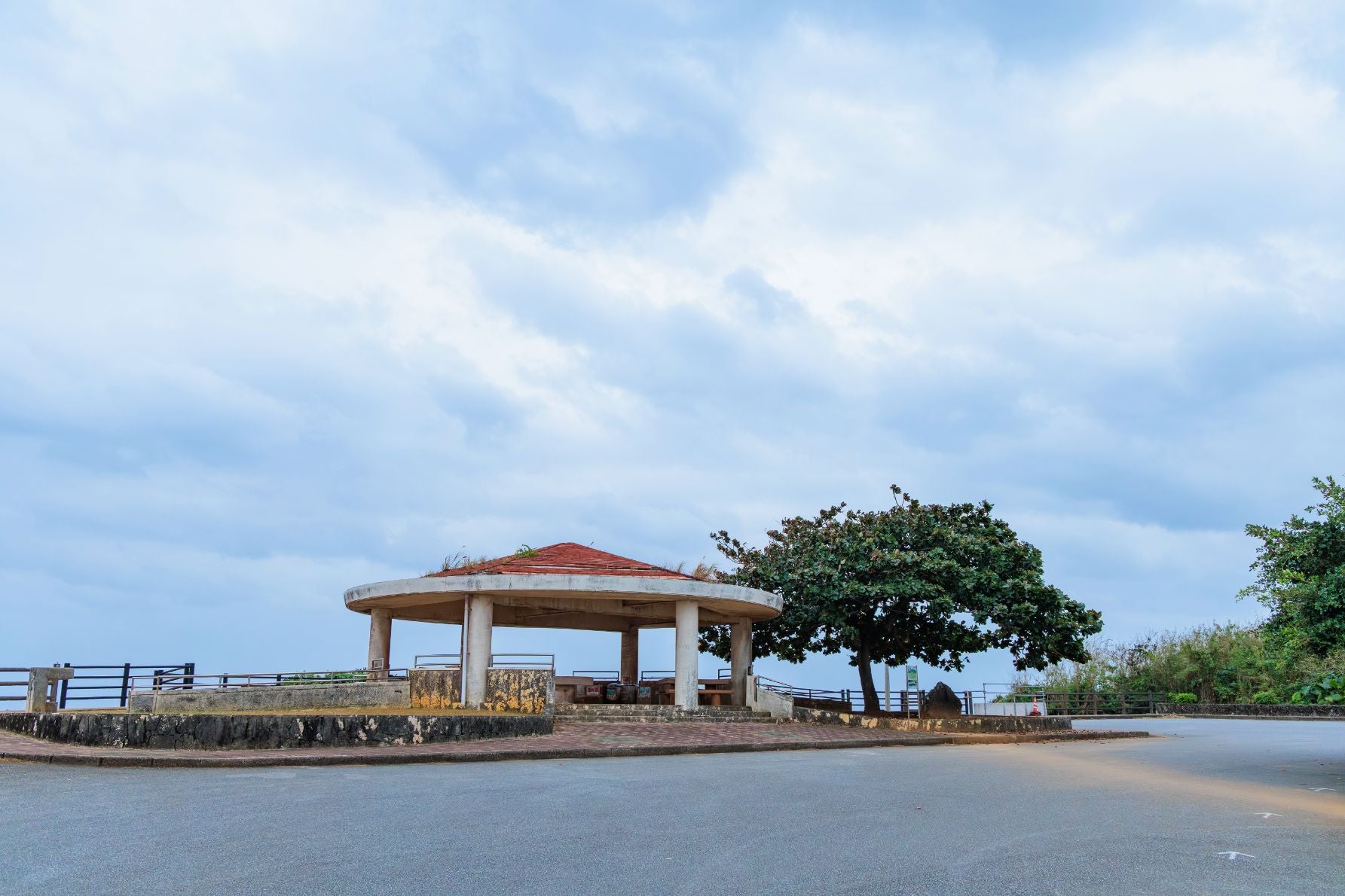 比嘉ロードパークの休憩スペース。東屋と駐車場が完備された絶景ポイント