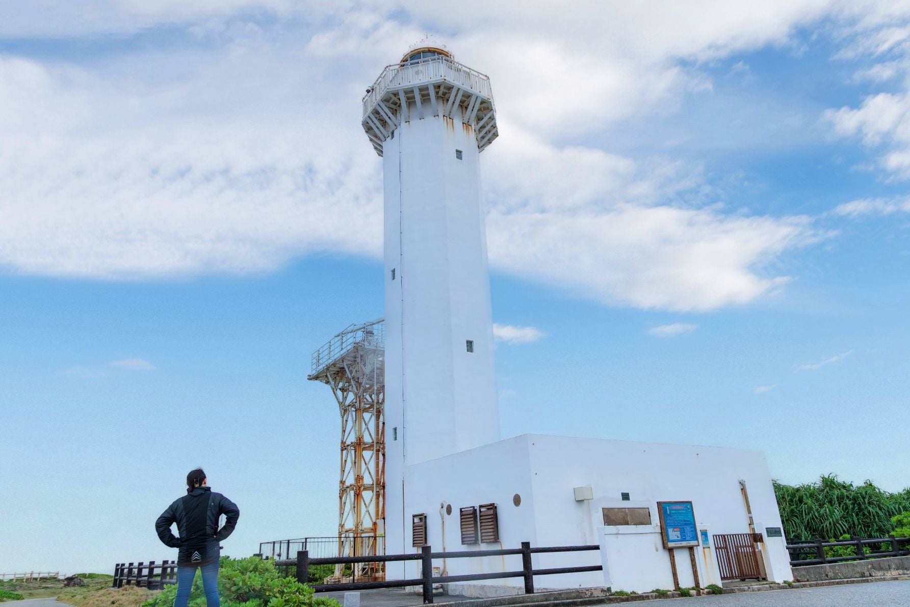 日本の灯台50選に選ばれた、宮古島最東端に立つ白い平安名埼灯台