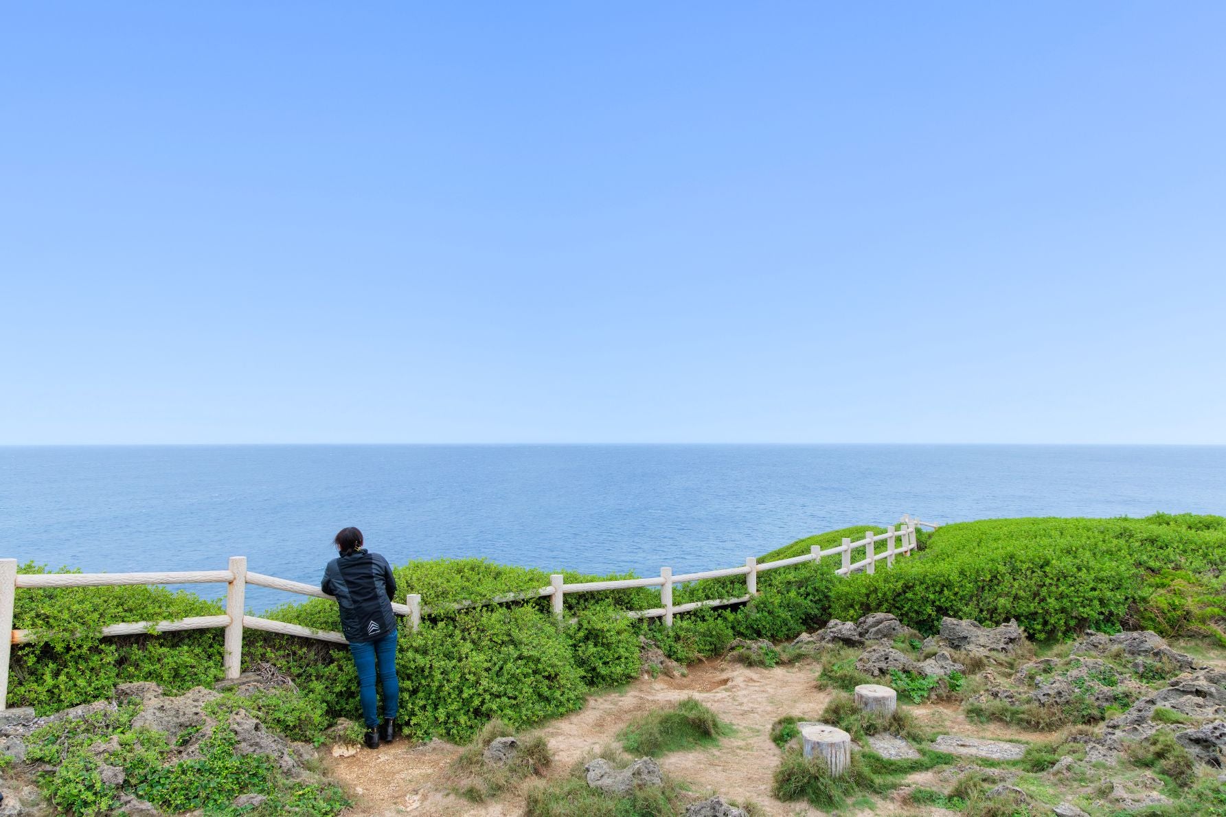 太平洋と東シナ海が交わる境界線、東平安名崎の岬の先端