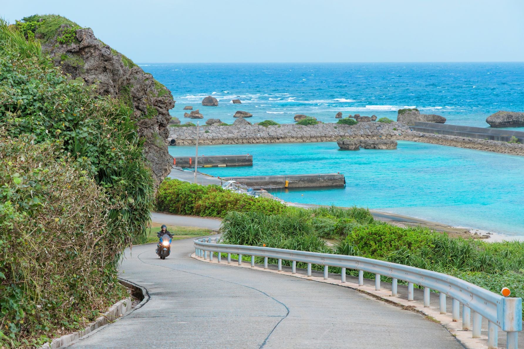東平安名崎へ続く海岸沿いの道。潮風を感じる絶好のライディングルート