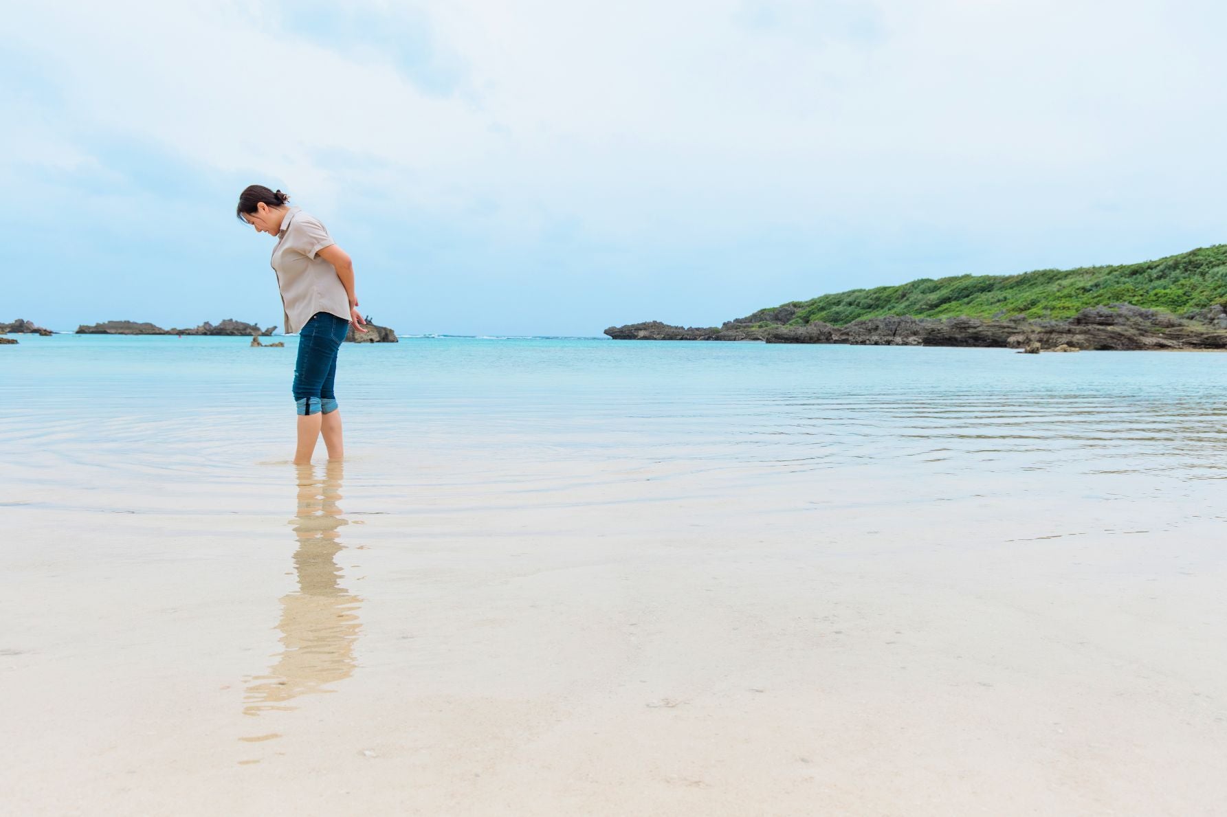 ウミガメも訪れる波の穏やかなシギラビーチ。入り江状の地形で透明度が高い天然ビーチ