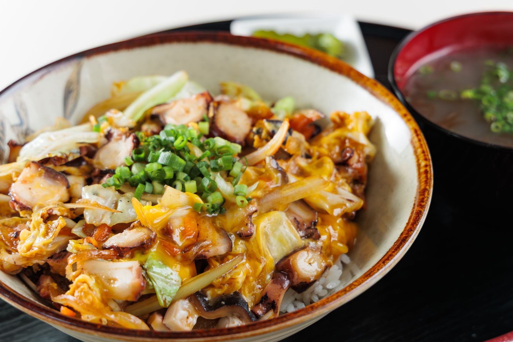 宮古島・すむばり食堂の看板メニュー「タコ丼」。たっぷりのシマダコと野菜を卵でとじた逸品