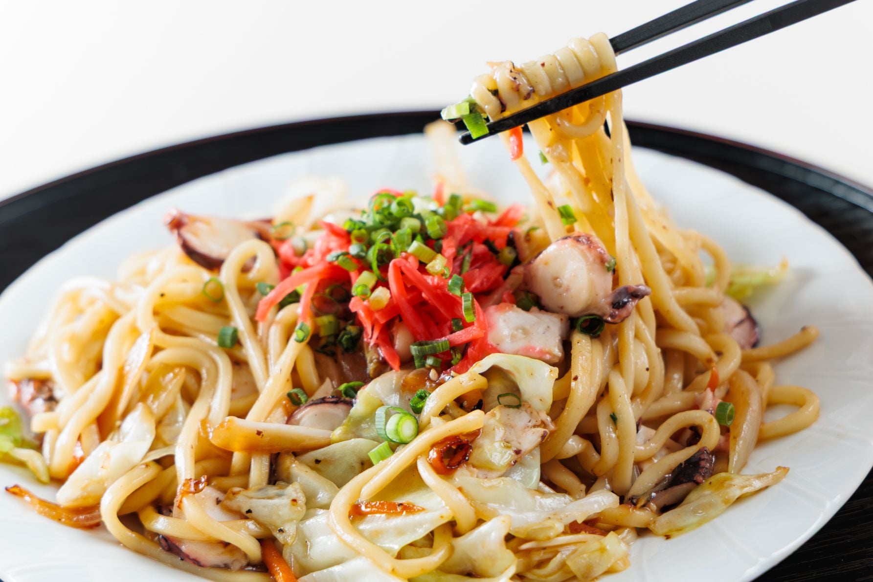 すむばり食堂の「塩ダレタコ焼きそば」。宮古島特有のストレート麺とシマダコが特徴