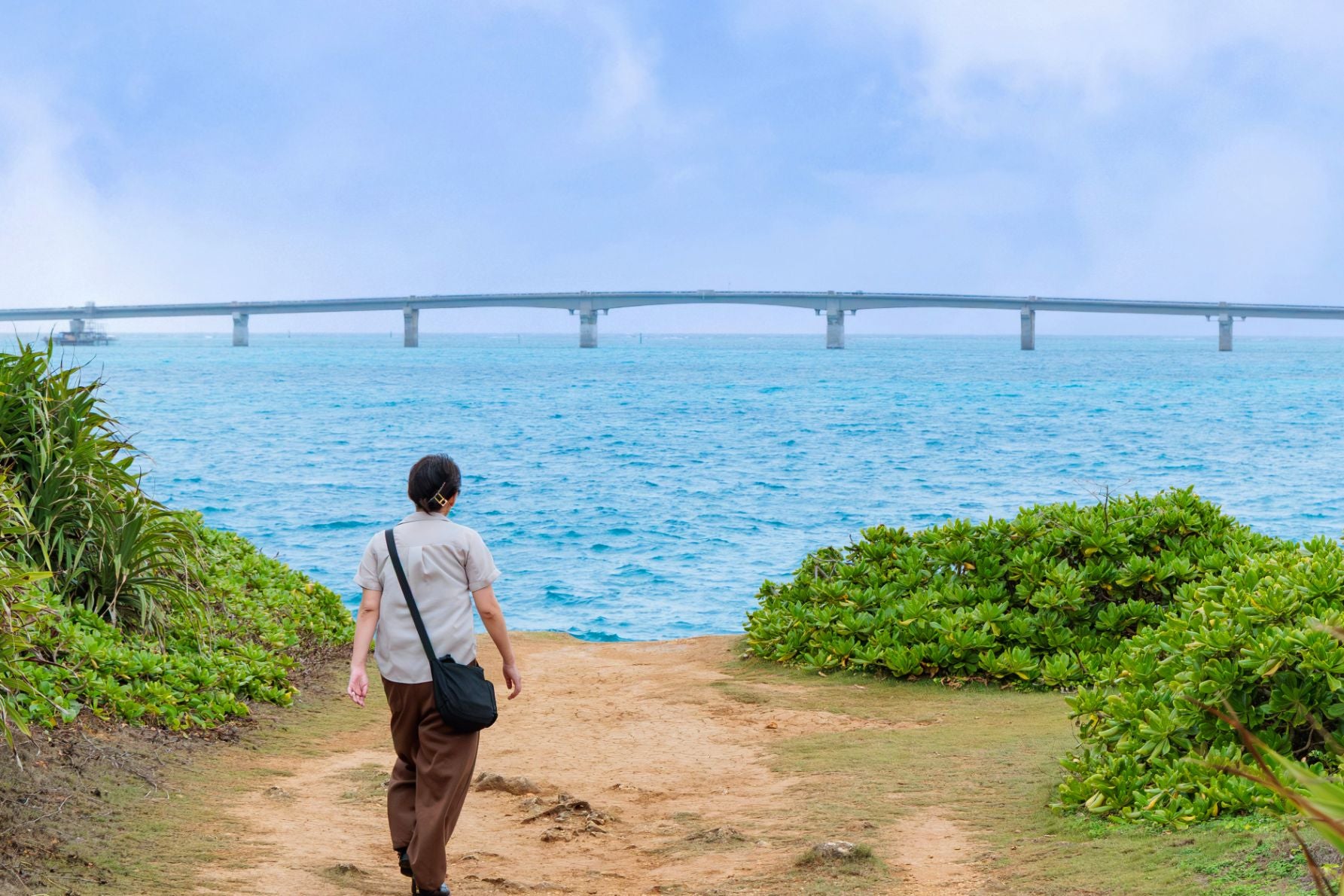 宮古島一周を完遂。北端の西平安名崎から池間大橋を遠望する達成感のシーン