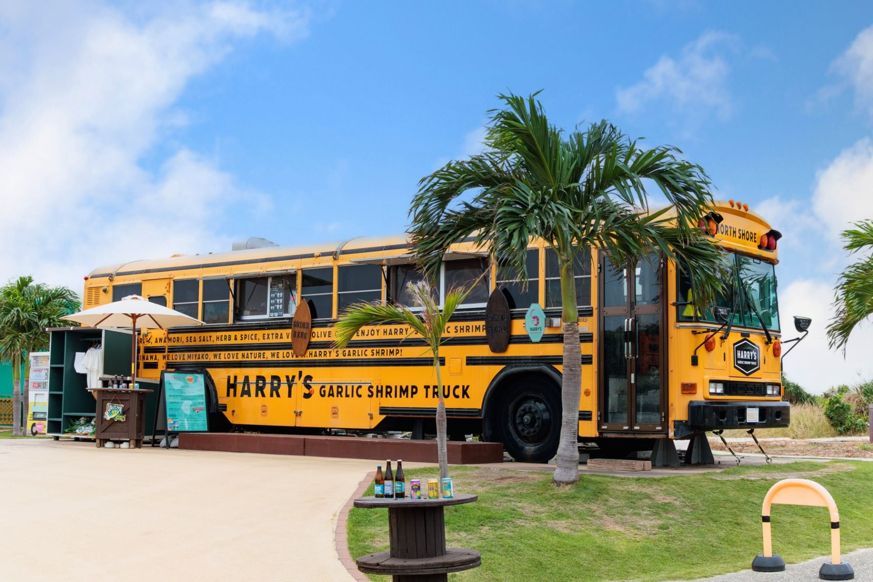 宮古島北端の絶景に映える、HARRY'S（ハリーズ）の黄色いスクールバスの店舗