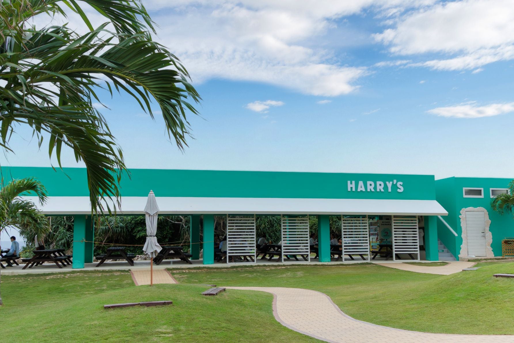 スタッフが手作りしたという、HARRY'Sの海を臨むオープンエアーなテラス席