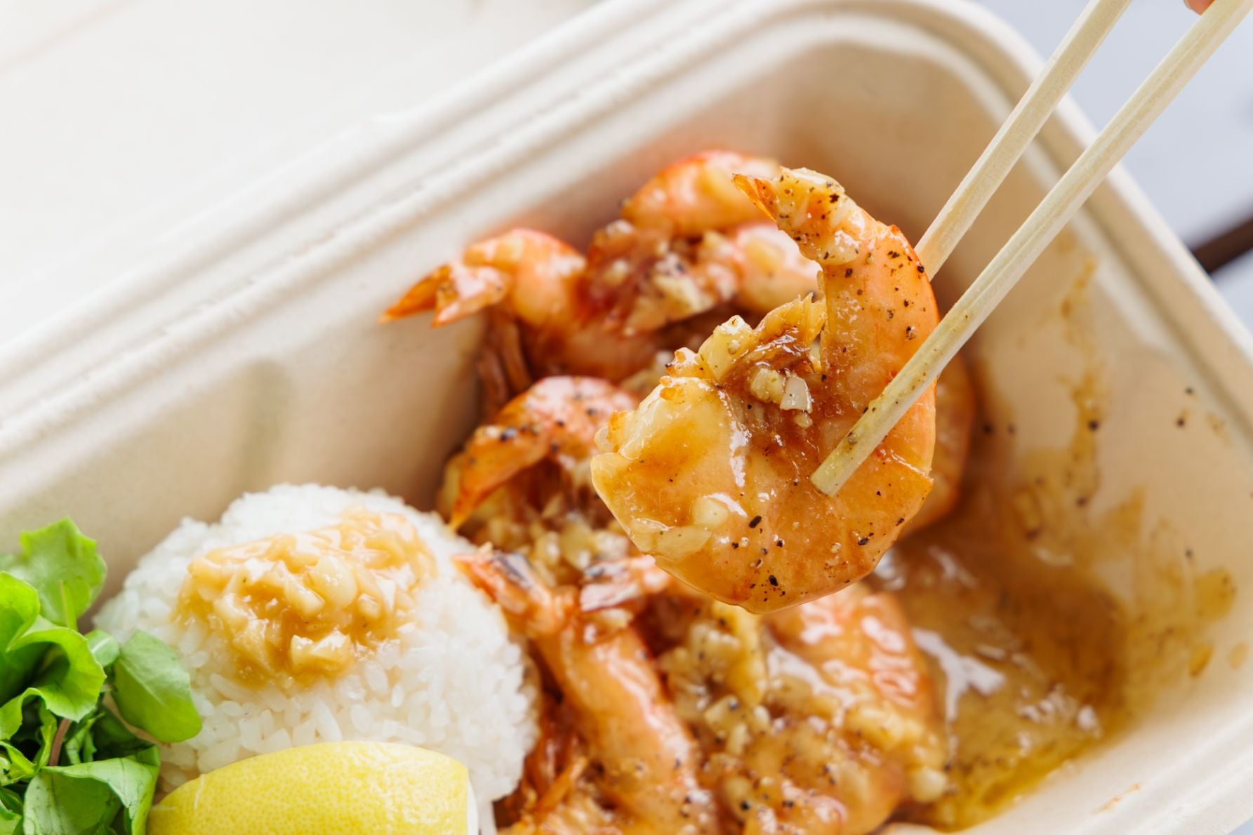 香ばしく焼き上げられた大ぶりの海老。殻ごと食べる本場ハワイ流のガーリックシュリンプ