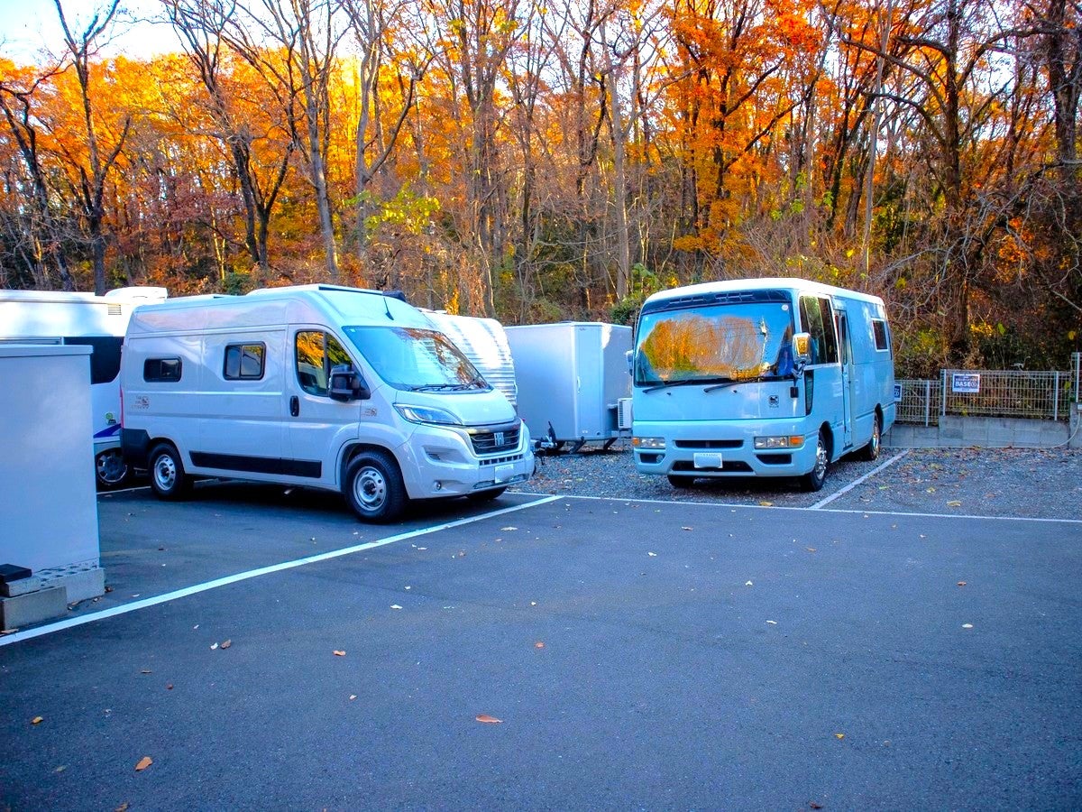 くるま旅パークの駐車場に止められた2台のキャンピングカー