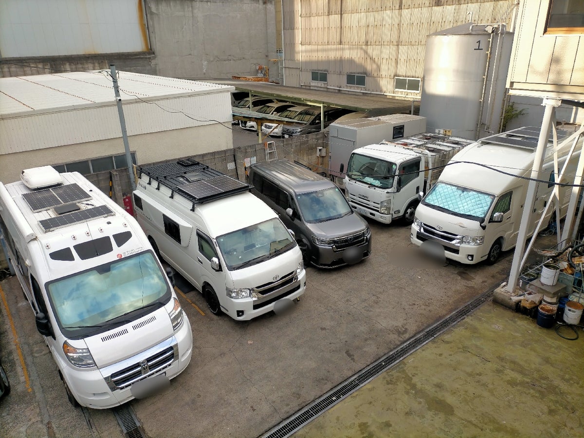 RVパークの区画に並ぶ複数台のキャンピングカー