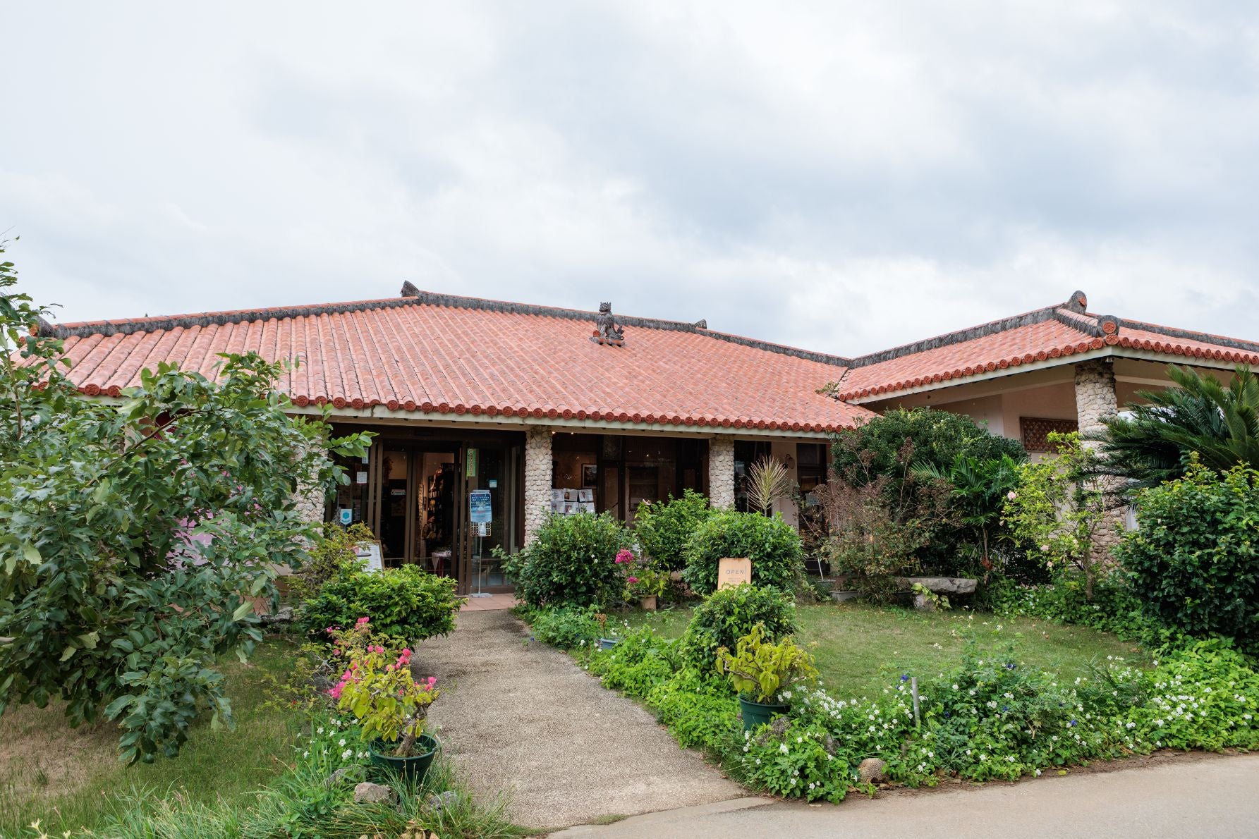 来間島にある「農家れすとらん 楽園の果実」の落ち着いた雰囲気の店舗外観