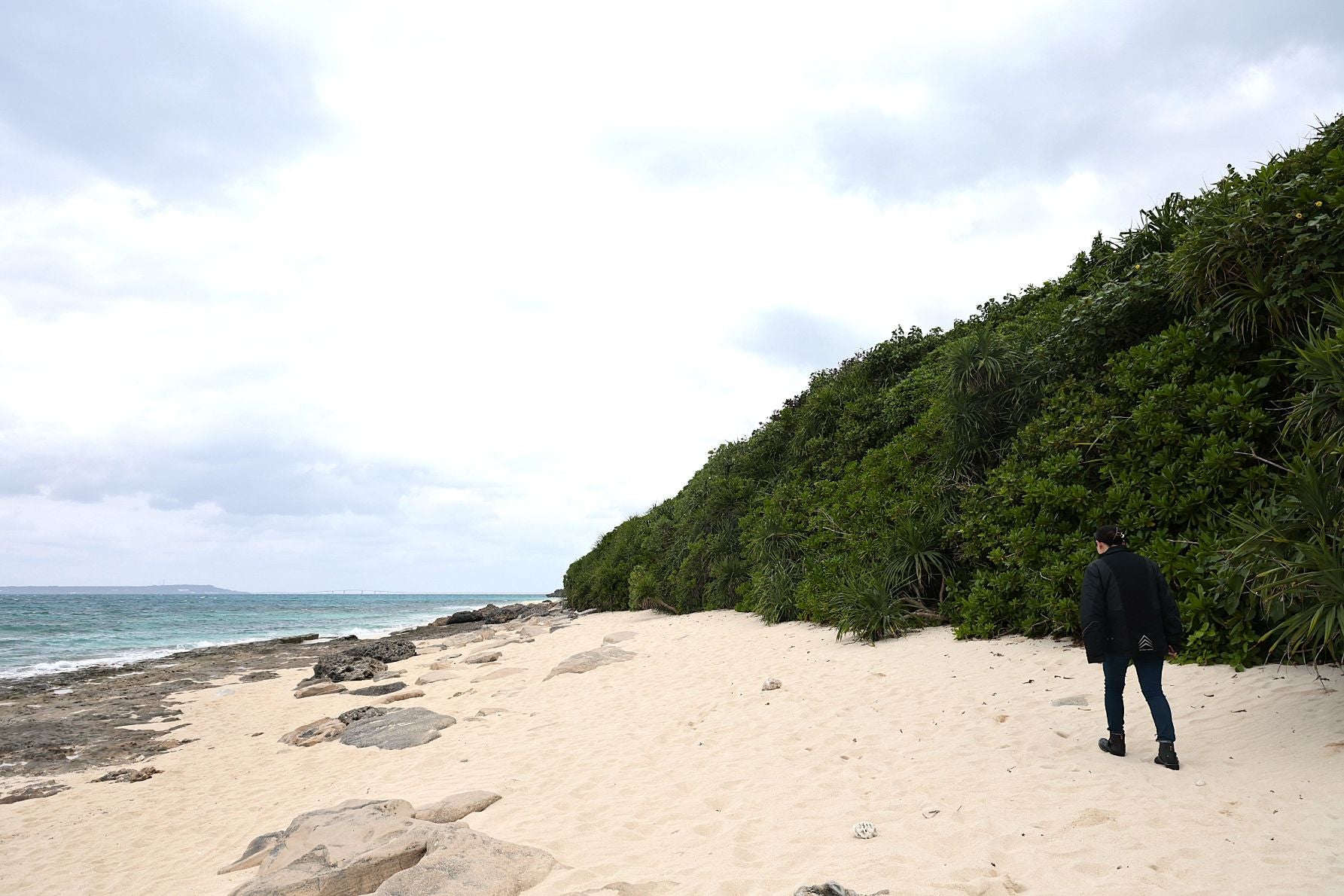 なめらかで白い長間浜の砂。マリンシューズ必須の岩場混じりの天然ビーチ