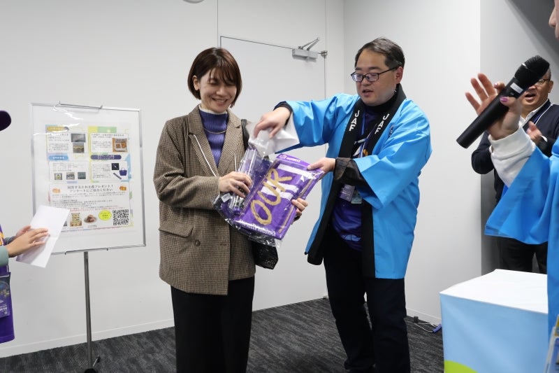 クイズ大会当選者の様子