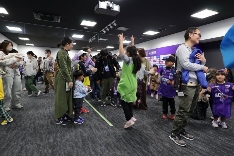 クイズ大会当選者の様子