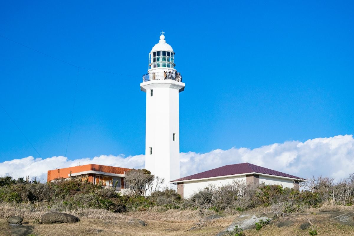 青空をバックにした野島埼灯台全景