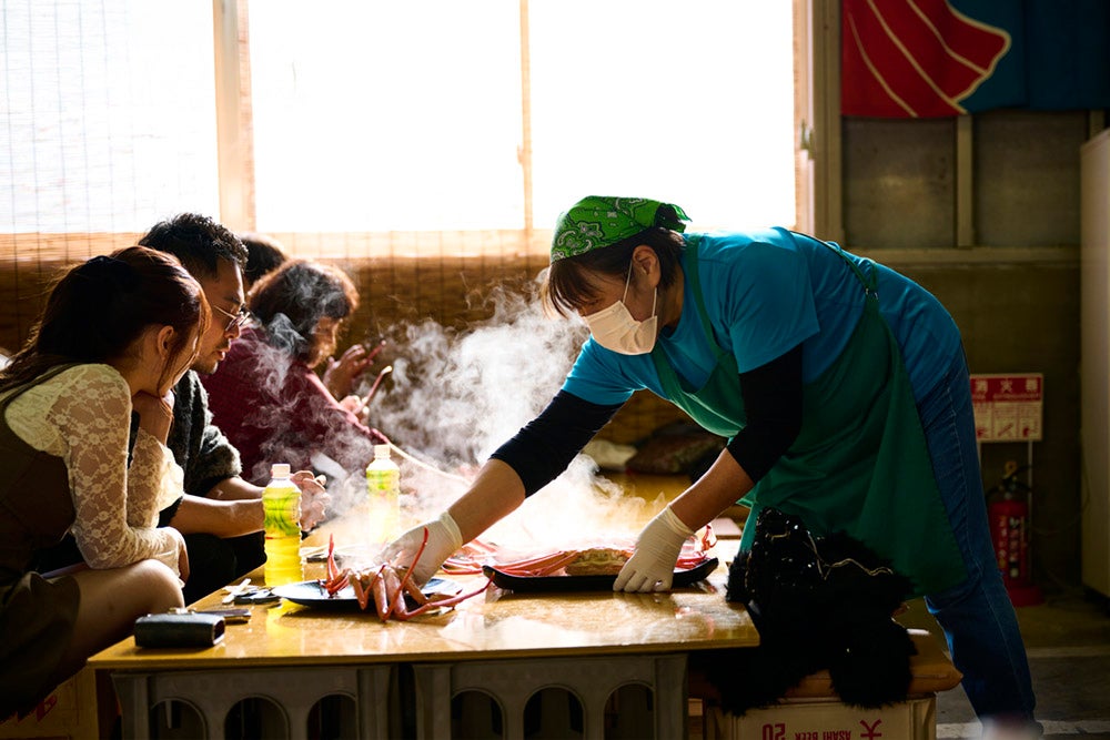 かにが一杯ずつ配られる