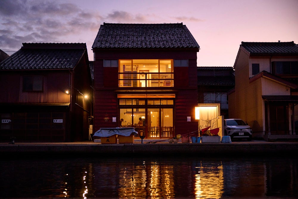 対岸からみたAKAMA富山