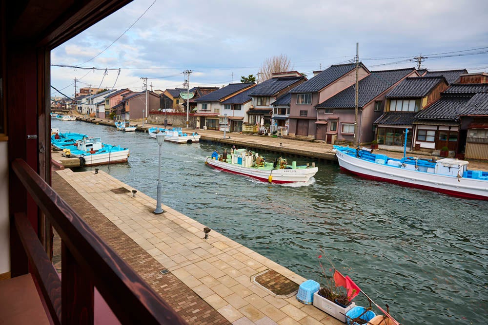 朝の内川。漁帰りの船が行く