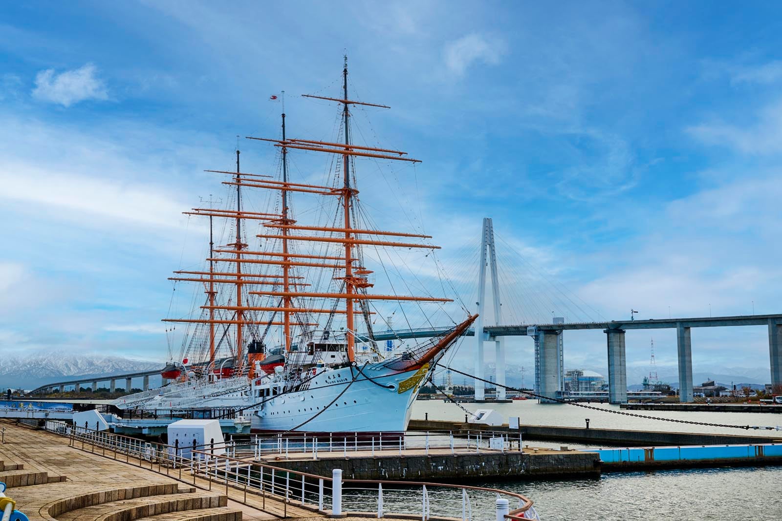 海王丸パークの停泊している帆船海王丸