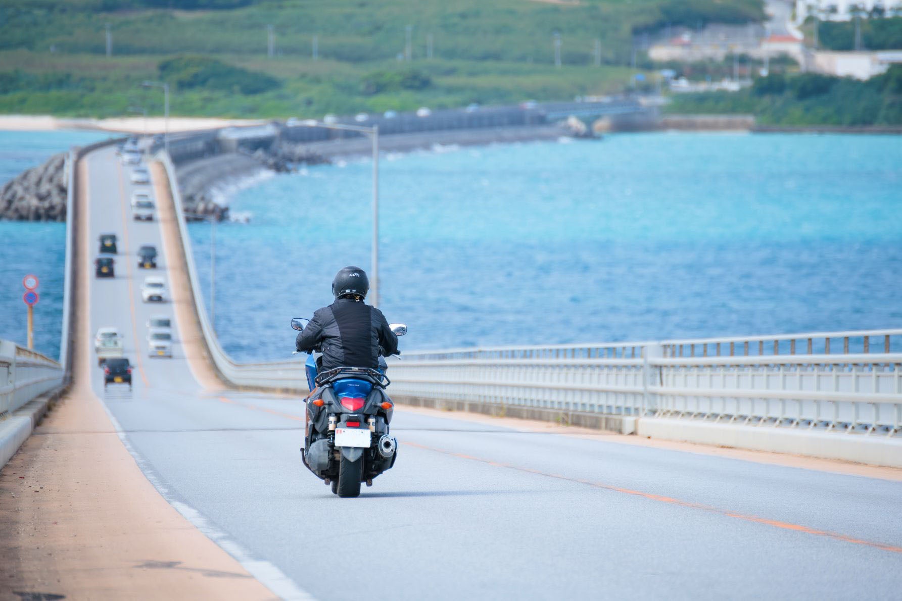 伊良部大橋の最大5度の急勾配区間をバイクで登る、ダイナミックな高低差の風景