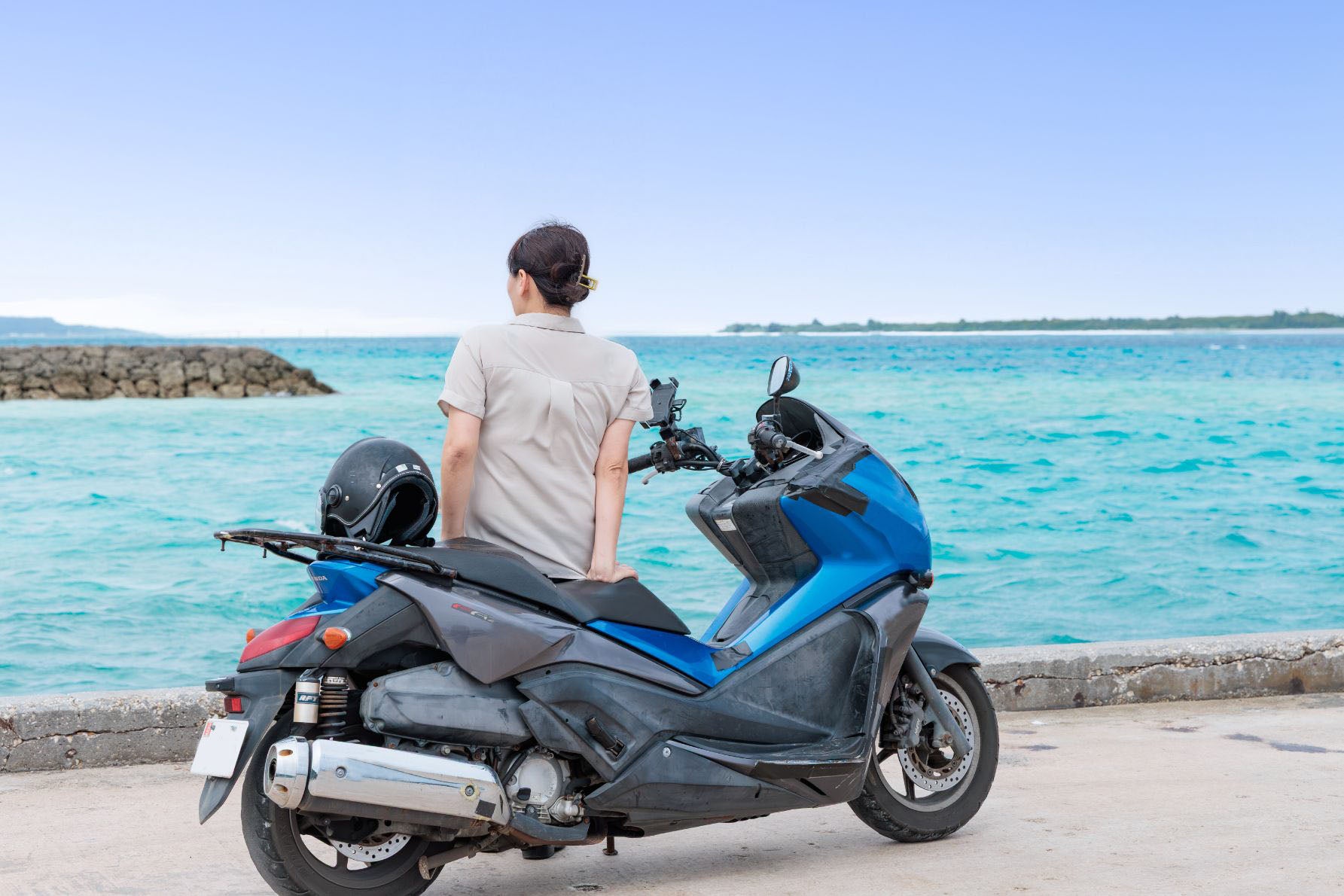ツーリングの合間に来間港でバイクを停めて休憩する様子