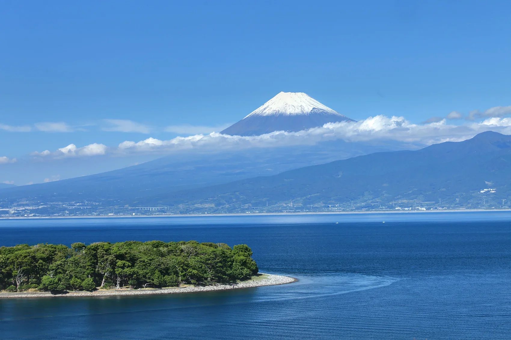  富士山と駿河湾の青い風景の中、ぽっかりと砂嘴が浮かぶ