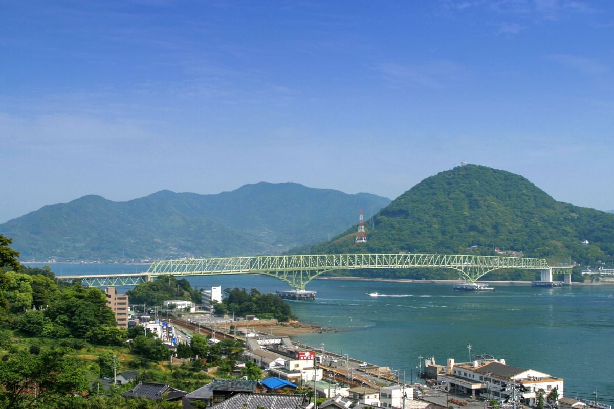 本州側から見た大島大橋。その向こうが周防大島