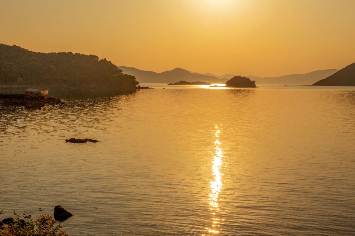 透明度の高い海と白い砂浜が広がる周防大島の海岸線。