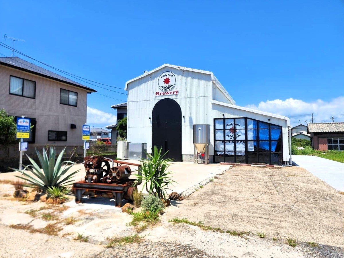 白い壁面の地域交流施設の建物外観