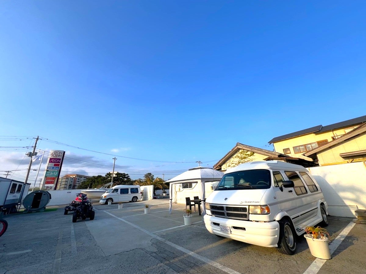 RVパークのサイトに駐車しているバン