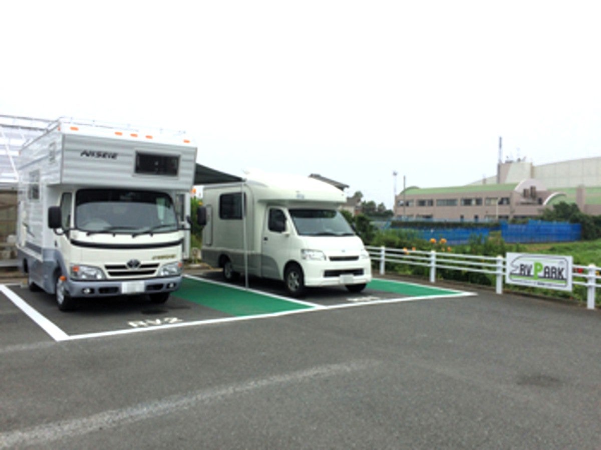 RVパークに駐車する2台のキャンピングカー
