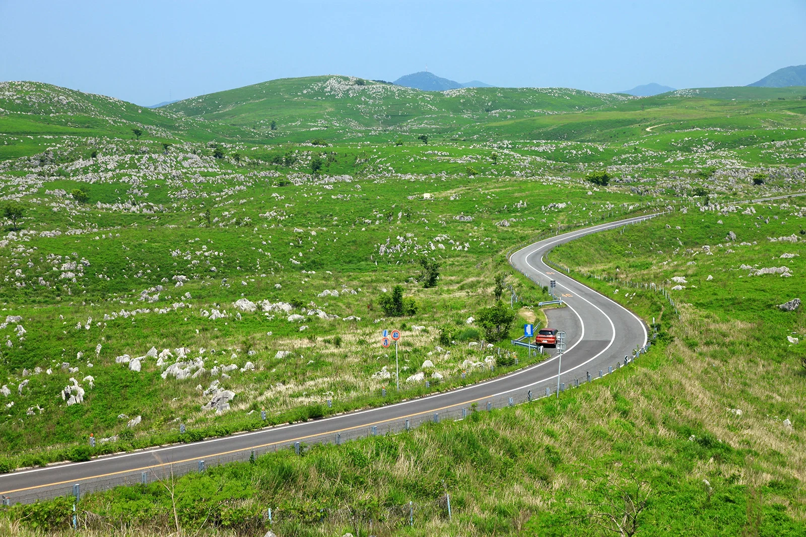 秋吉台スカイラインの、カルスト平原が広がる様子