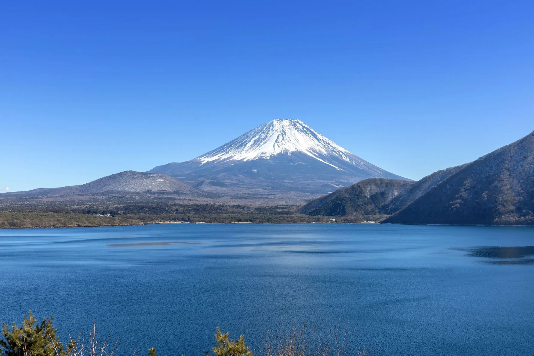 本栖湖周回ルート（山梨県）から眺める富士山