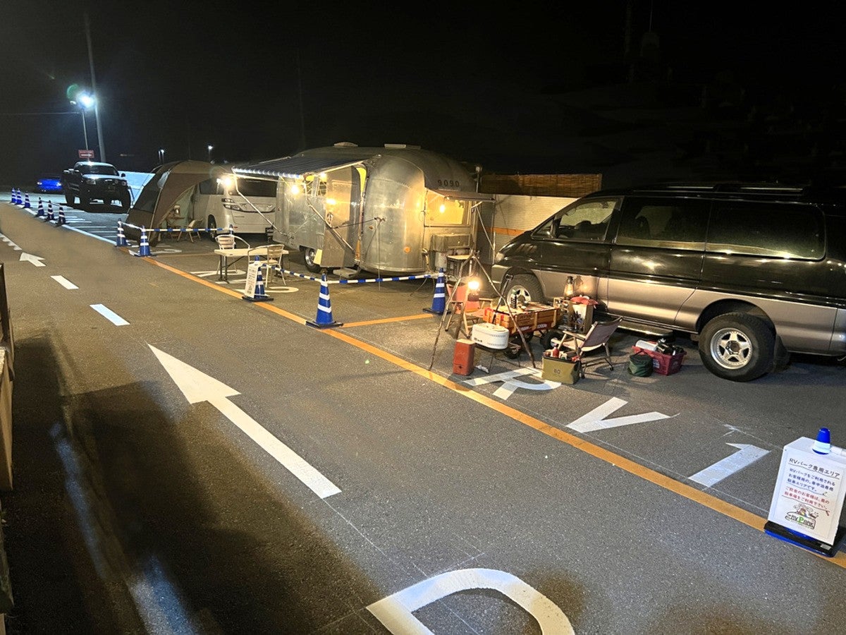 RVパークで車中泊するミニバンやトレーラー