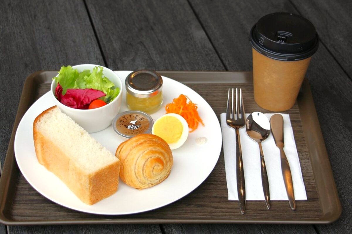 トレイ上のトーストやサラダなどのモーニングセット