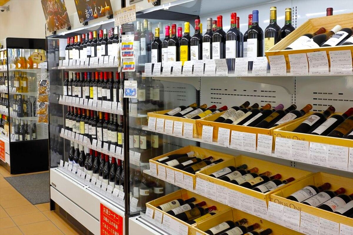 マルシェ店内のワインコーナーの写真