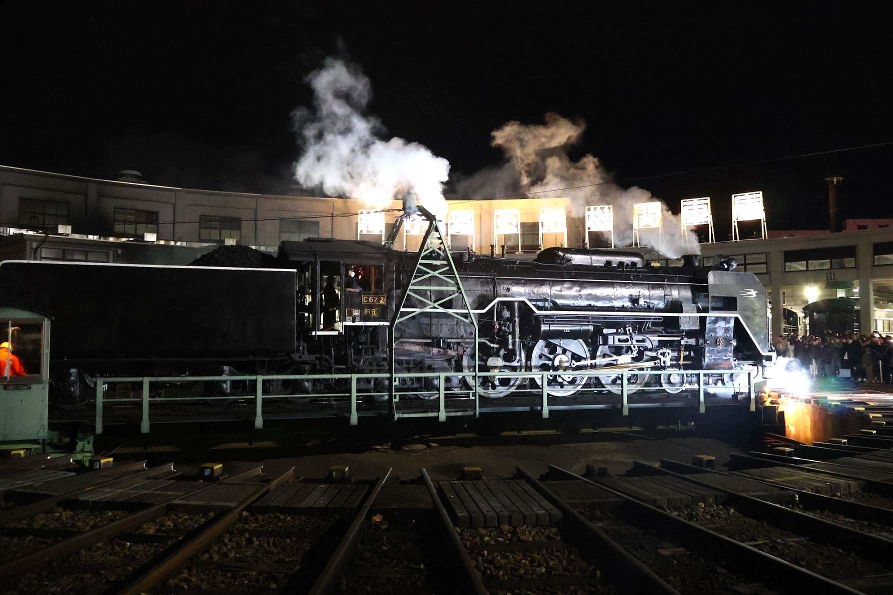 【転車台回転】 汽笛とともにゆっくりと回転するSL転車台。