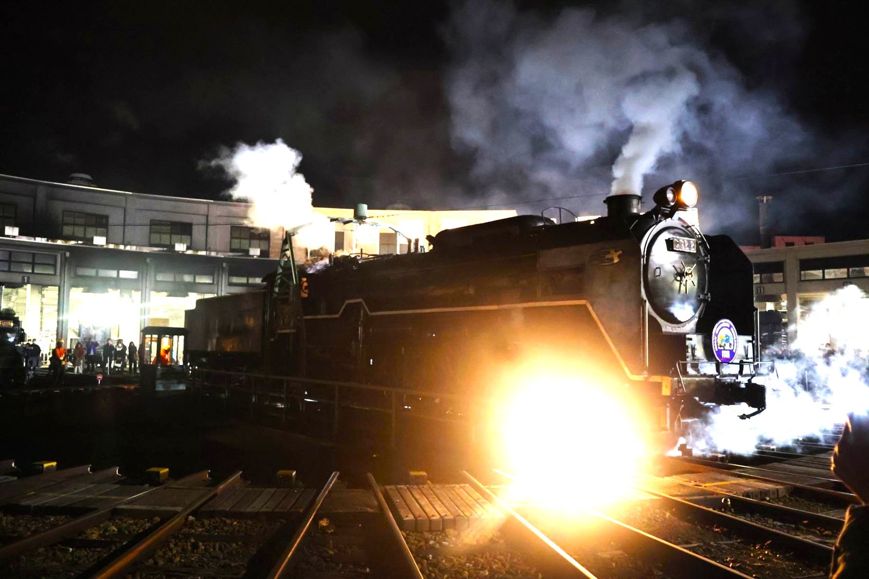 【扇形車庫のライトアップ】日本最大級の扇形車庫が、夜間照明で幻想的に照らし出されている様子。