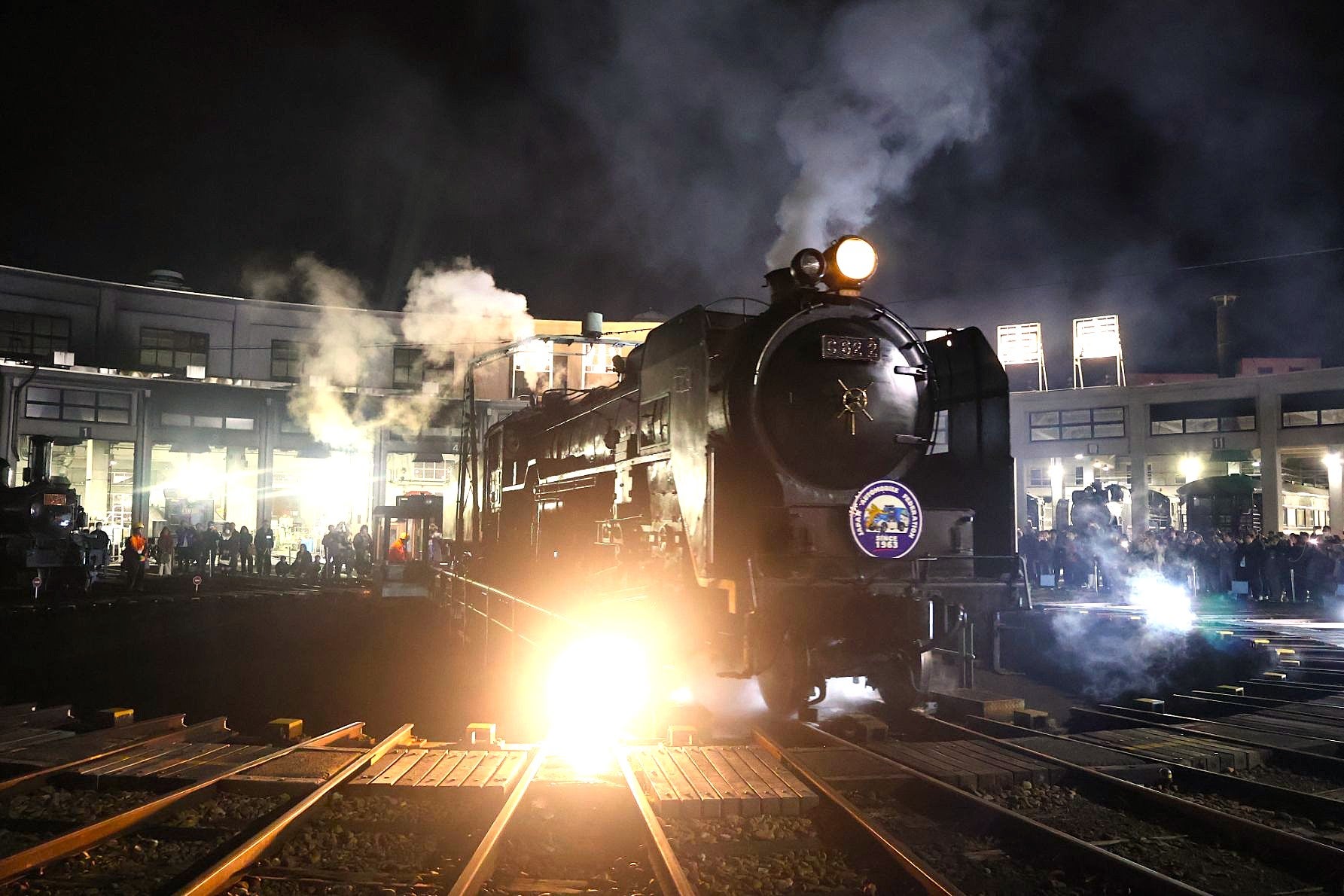 【夜の蒸気機関車】 夜の冷たい空気の中、白い蒸気を勢いよく吐き出すSLの先頭車両。