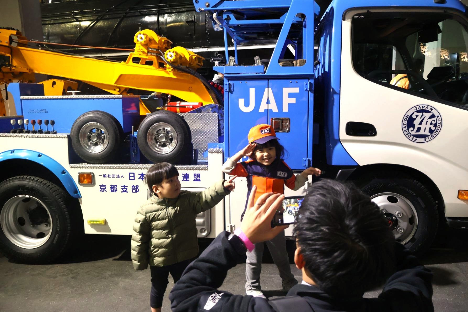 【JAFサービスカー展示】 京都鉄道博物館の展示車両の横に並んだ、JAFのサービスカーと子供たち。かわいい。
