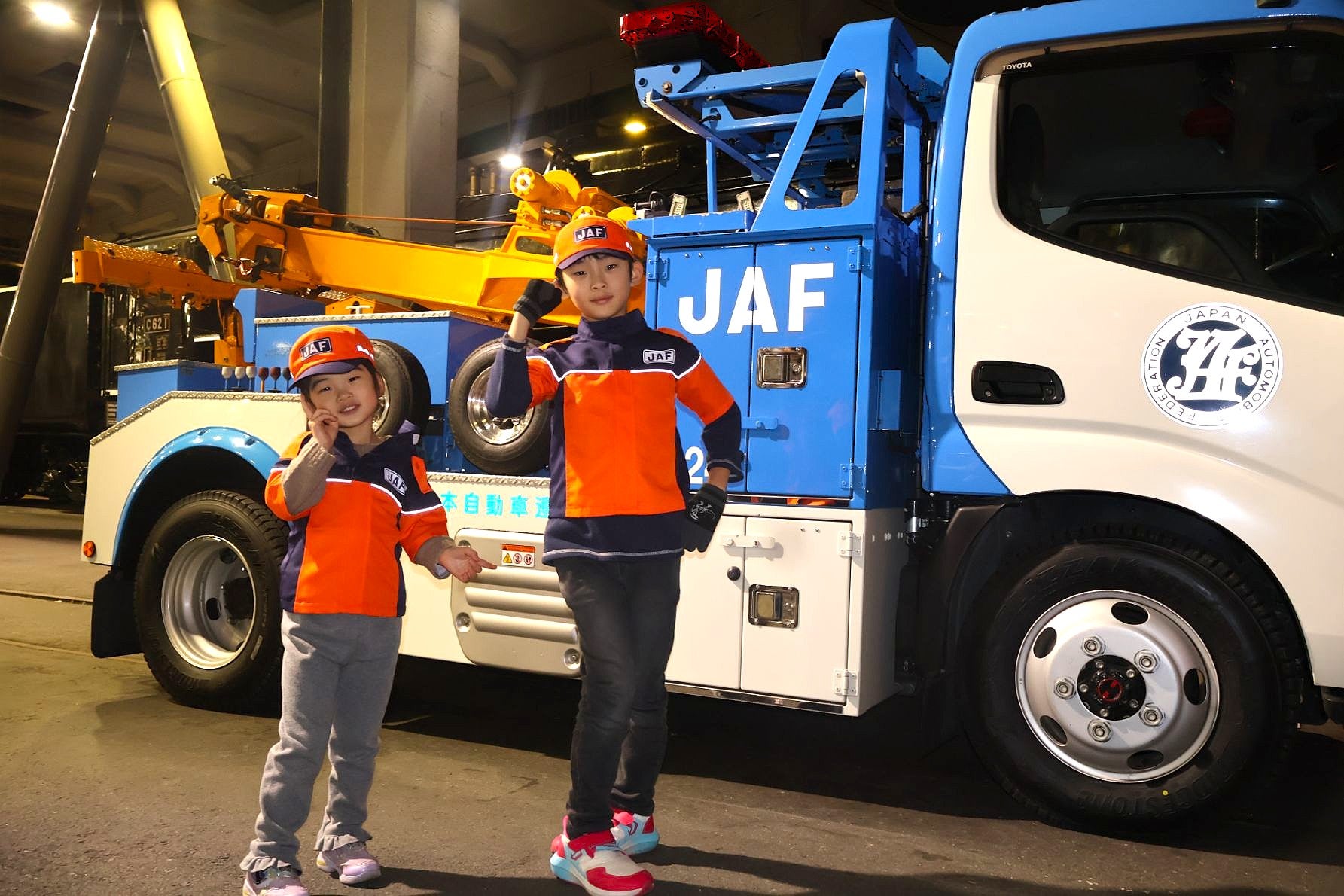 【JAFサービスカー展示】 京都鉄道博物館の展示車両の横に並んだ、JAFのサービスカーと子供。最高にかわいい。